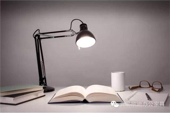 簡單3招，擺脫辦公桌下各種電源線雜亂困擾？