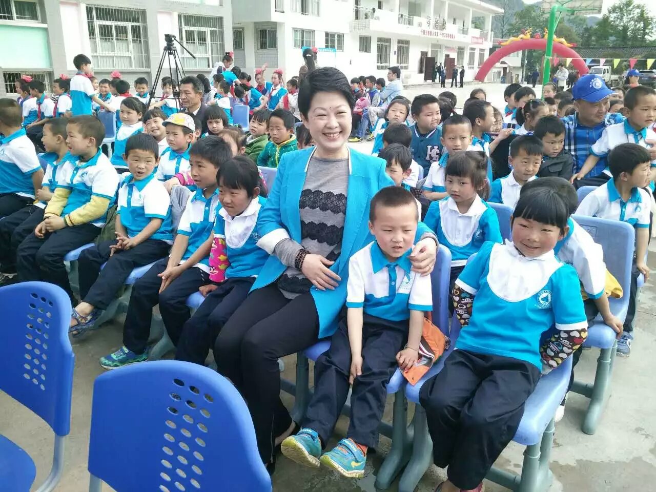 “災后重建 精準扶貧 春暖童心”-壹品歐迪辦公家具在行動！