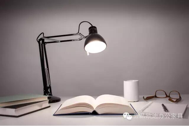 簡單3招，擺脫辦公桌下各種電源線雜亂困擾？