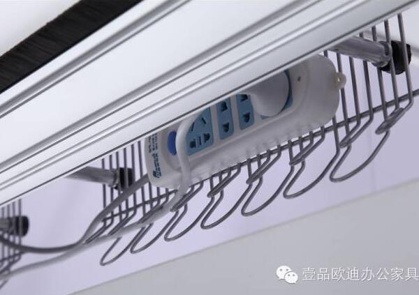 簡單3招，擺脫辦公桌下各種電源線雜亂困擾？